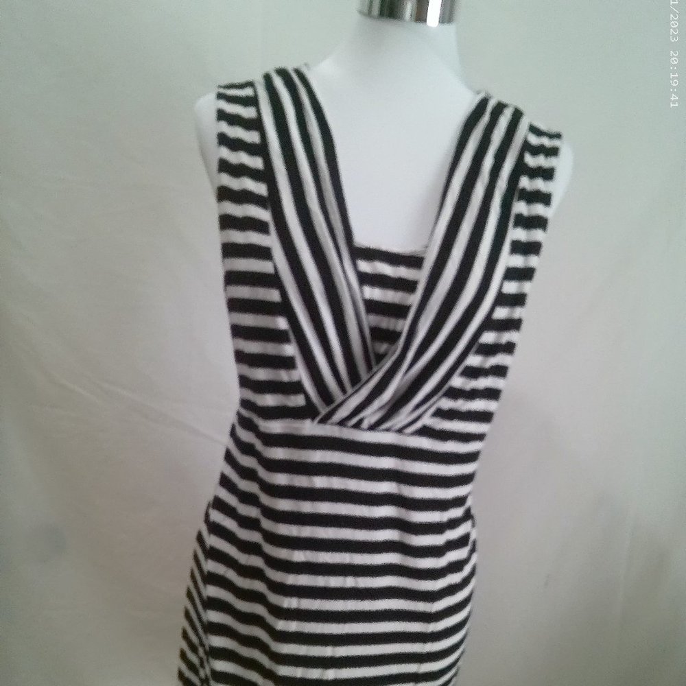 Motherhood  Maternity Nursing top  - size Large  sleeveless Black & White